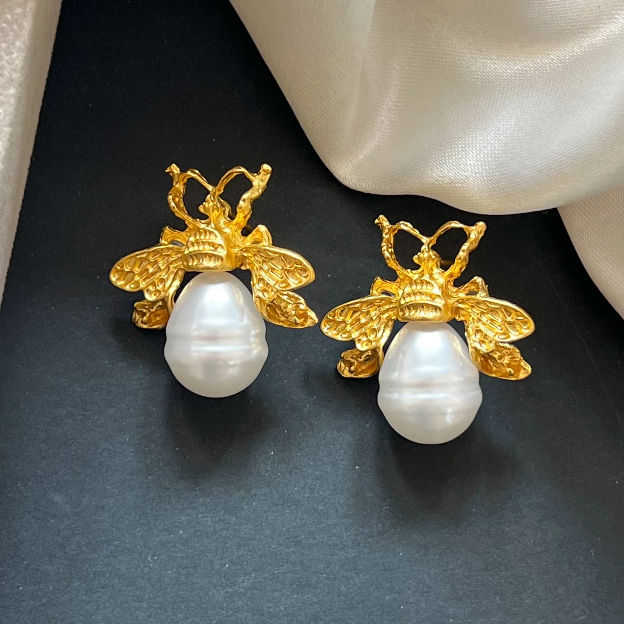 Little Bee Pearl Metal Earring - Image 6