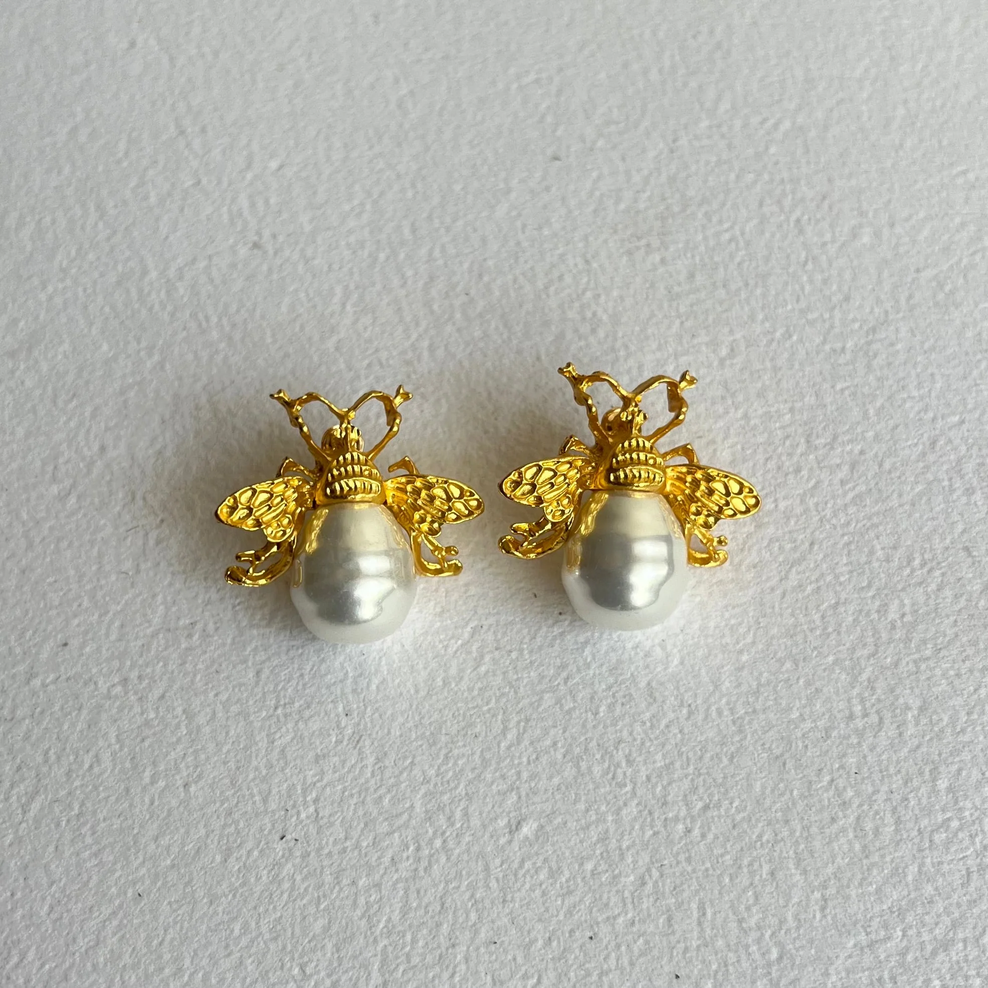 Little Bee Pearl Metal Earring - Image 7